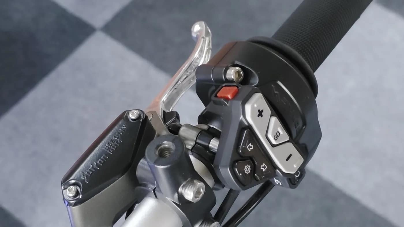 Commodo droit : bouton rouge, + et −, GO, roue crantée SET et bouton chrono. Capture : Kevin Graehl.