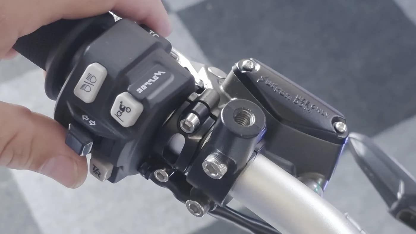 Commodo gauche : feux, klaxon, contrôle de traction, contrôle de wheelie, clignotants et le bouton T/R. La gâchette RBS est en dessous. Capture : Kevin Graehl.