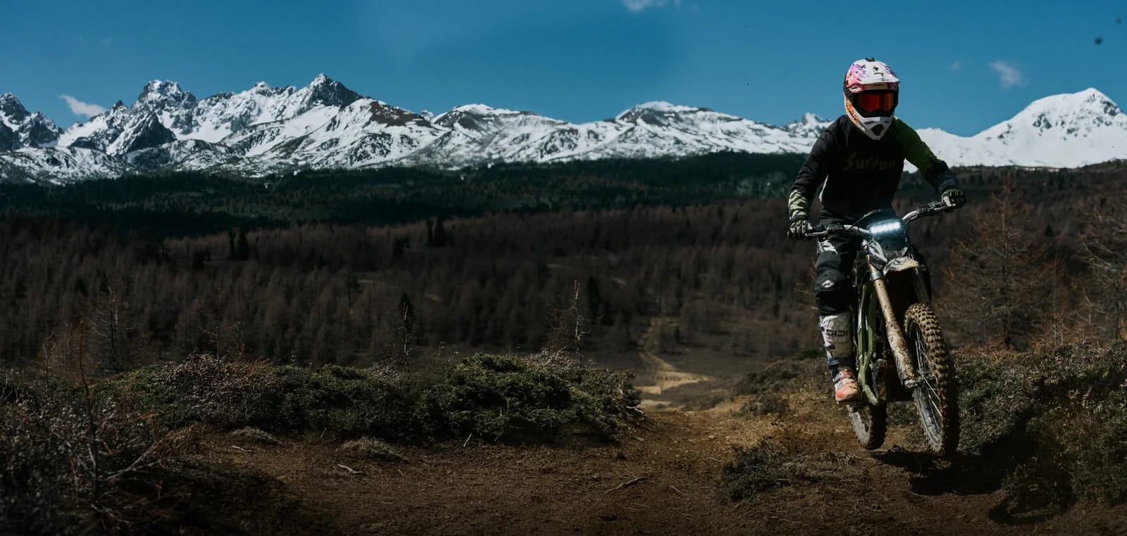 Sortie en montagne : c’est dans ce genre de terrain que l’autonomie fond. Photo : Sur-Ron.