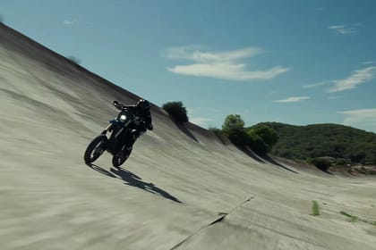 Jonas Skovby dans le virage relevé de Sitges-Terramar, sur une Varg SM Skoll. Image : Stark Future, extraite de la vidéo officielle.