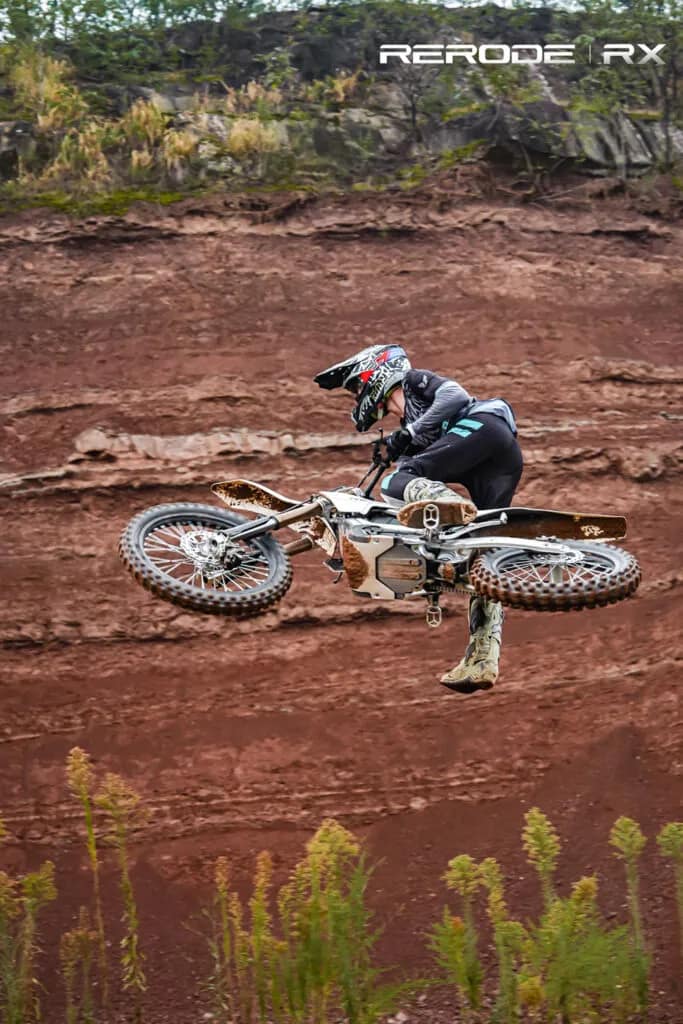 Sur la terre rouge du Sichuan, machine couverte de boue. Photo : Rerode.