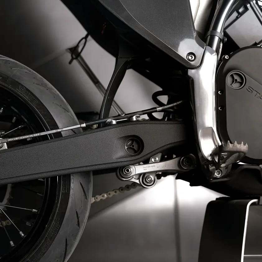 La chaîne RK dorée, l’autre éclat laissé sur la moto.