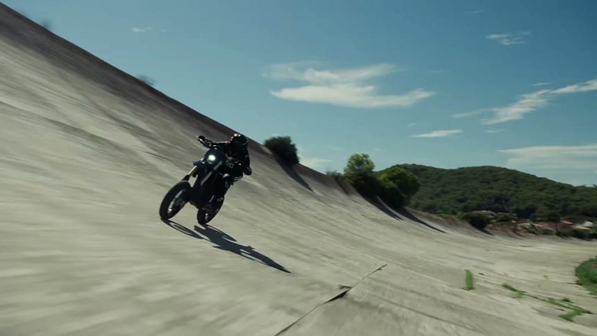 Jonas Skovby dans le virage relevé de Sitges-Terramar, sur une Varg SM Skoll. Image : Stark Future, extraite de la vidéo officielle.