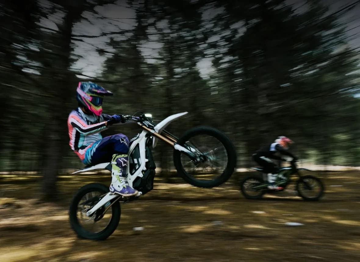 Light Bee 2 blanche en roue arrière sur une image de lancement Sur-Ron. Le contrôle de wheelie limite l’angle maximal, pratique pour apprendre. Photo : Sur-Ron.