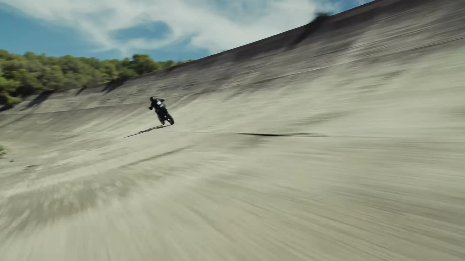Jonas Skovby, tout petit au bas du virage relevé de Terramar. Image : Stark Future, extraite de la vidéo officielle.