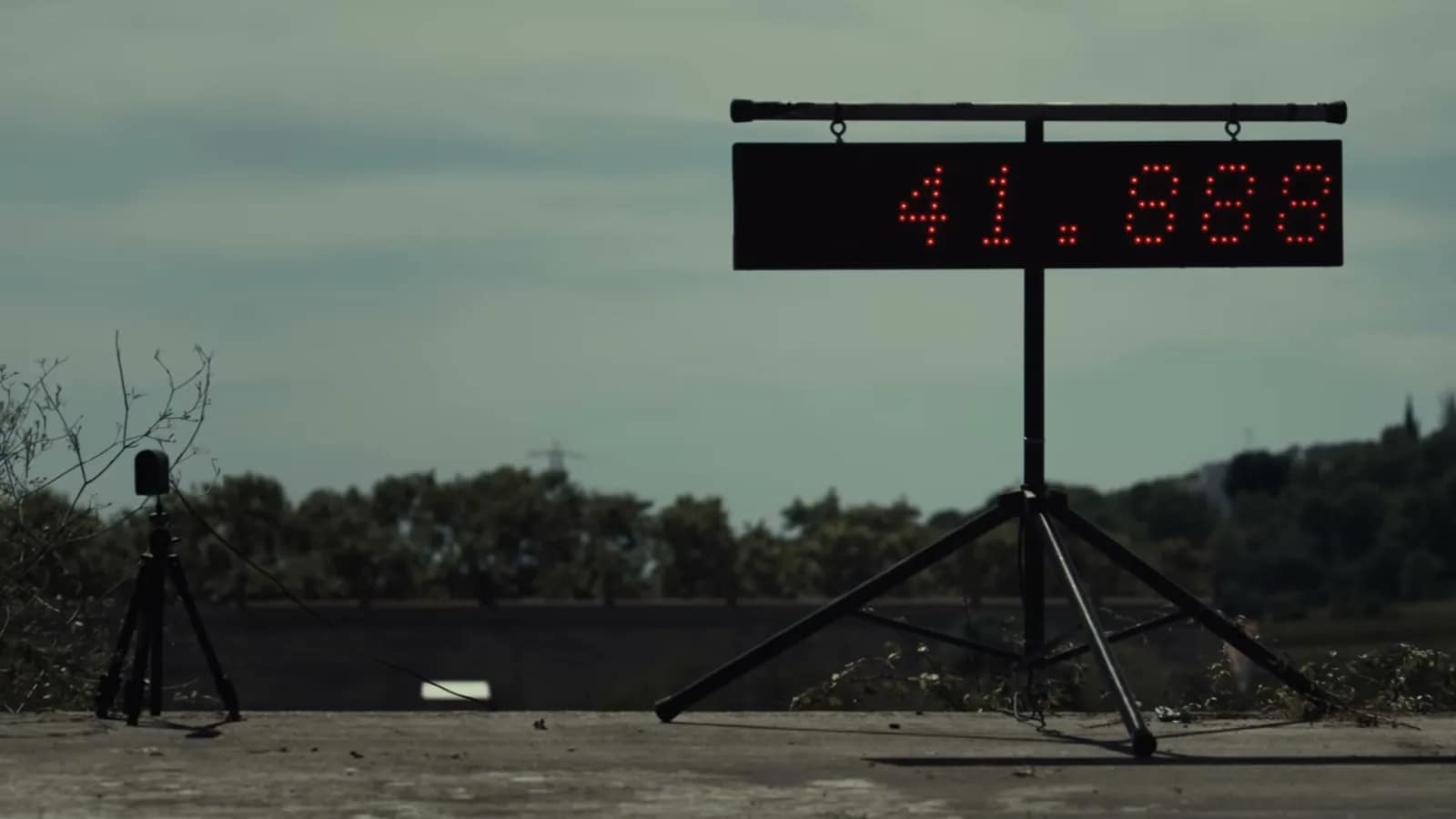Le panneau de chronométrage à l’arrivée : 41,888 secondes. Image : Stark Future, extraite de la vidéo officielle.